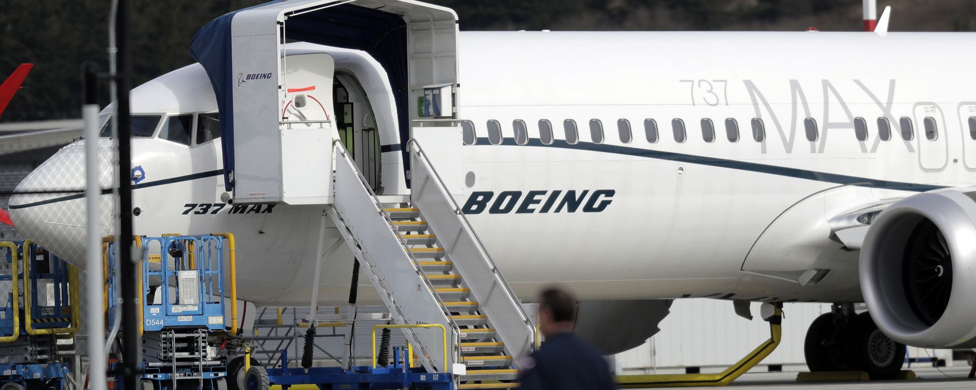 A worker walks next to a Boeing 737 MAX 8 airplane parked at Boeing Field, Thursday, March 14, 2019, in Seattle A worker walks next to a Boeing 737 MAX 8 airplane parked at Boeing Field, Thursday, March 14, 2019, in Seattle - Sputnik International, 1920, 04.11.2021