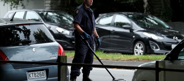 a police officer looks for explosive devices near Masjid Al Noor mosque in Christchurch, New Zealand, March 17, 2019 a police officer looks for explosive devices near Masjid Al Noor mosque in Christchurch, New Zealand, March 17, 2019 - Sputnik International