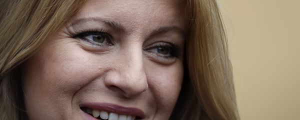 Presidential candidate Zuzana Caputova with her daughter Emma prepares to cast her vote at a polling station during the first round of the presidential election in Pezinok, Slovakia, Saturday, March 16, 2019. - Sputnik International