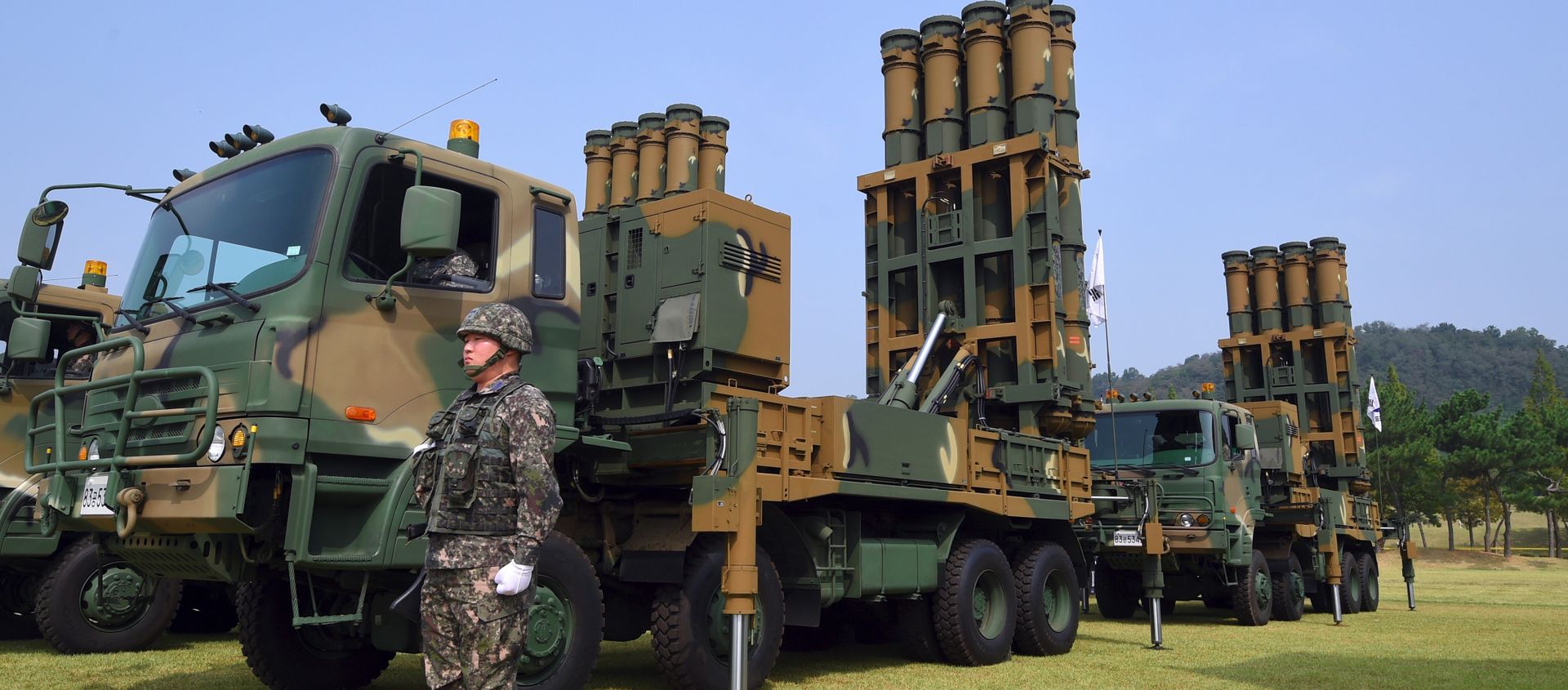 This picture taken on September 25, 2017 shows a South Korean soldier standing by a Cheongung medium range surface-to-air missile system. - Sputnik International, 1920, 18.03.2019