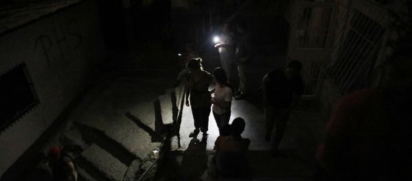 Residents stand outside during a blackout in the Santa Cruz of the East neighborhood, in Caracas, Venezuela, Thursday, March 14, 2019. - Sputnik International