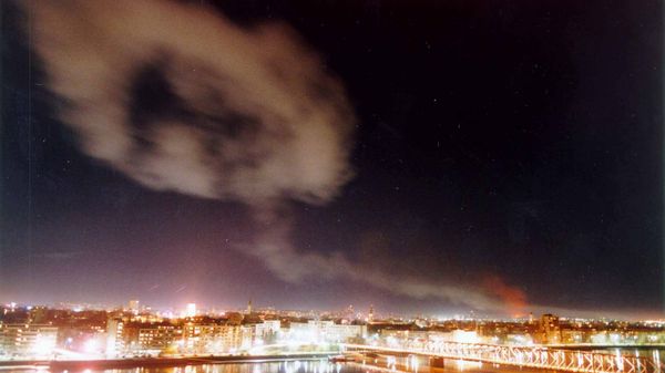 Дым над Нови-Садом после бомбардировки НАТО - Sputnik International