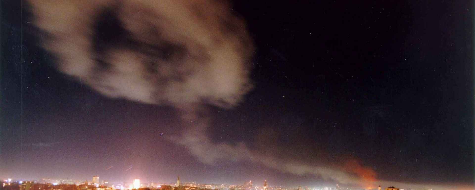 Дым над Нови-Садом после бомбардировки НАТО - Sputnik International, 1920, 24.03.2026