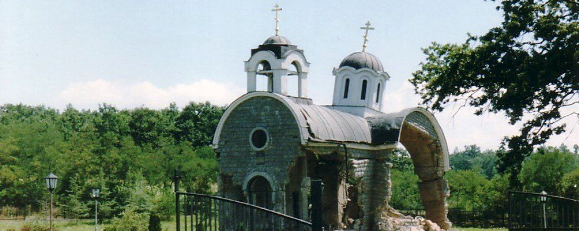 Holy Trinity Church in Petric, Kosovo in July 1999, heavily damaged after the arrival of Italian troops part of a NATO 'peacekeeping' contingent. Leveled completely by Kosovar Albanian militants in August 1999. Holy Trinity Church in Petric, Kosovo in July 1999, heavily damaged after the arrival of Italian troops part of a NATO 'peacekeeping' contingent. Leveled completely by Kosovar Albanian militants in August 1999. - Sputnik International, 1920, 19.08.2024