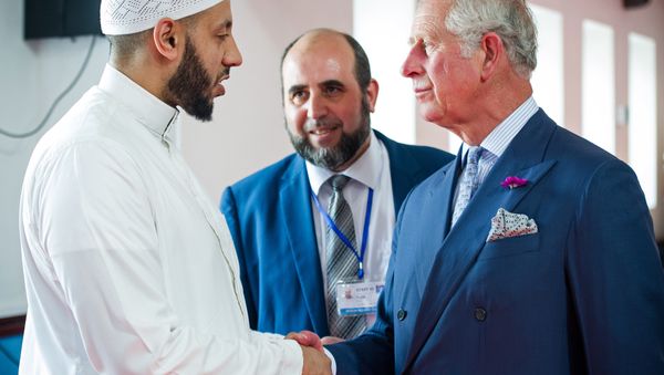 Britain's Prince Charles, Prince of Wales (R) shakes hands with Imam Mohammed Mahmoud (L) as Toufik Kacimi, CEO of Muslim Welfare House (C) looks on during a visit to Muslim Welfare House, in Finsbury near the scene of the Finsbury Mosque attack in north London on June 21, 2017, following a vehicle attack on pedestrians. - Sputnik International