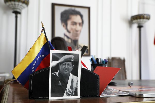 A photograph of Venezuela's late President Hugo Chavez and a painting of Venezuelan independence hero Simon Bolivar sit in an office at the Venezuelan consulate, two days after it was taken over by supporters of self-declared interim president of Venezuela, Juan Guaido, in New York, Wednesday, March 20, 2019. In Caracas, the Venezuelan government of President Nicolas Maduro denounced the forced and illegal occupation of some of its diplomatic headquarters in the United States. A photograph of Venezuela's late President Hugo Chavez and a painting of Venezuelan independence hero Simon Bolivar sit in an office at the Venezuelan consulate, two days after it was taken over by supporters of self-declared interim president of Venezuela, Juan Guaido, in New York, Wednesday, March 20, 2019. In Caracas, the Venezuelan government of President Nicolas Maduro denounced the forced and illegal occupation of some of its diplomatic headquarters in the United States. - Sputnik International