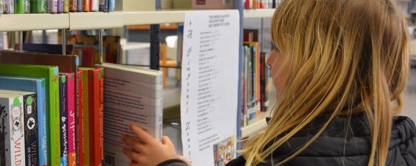 A young girl picking up a book - Sputnik International