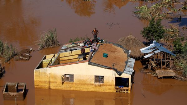 A man looks on atop his house after Cyclone Idai in Buzi district outside Beira, Mozambique, March 22, 2019. - Sputnik International