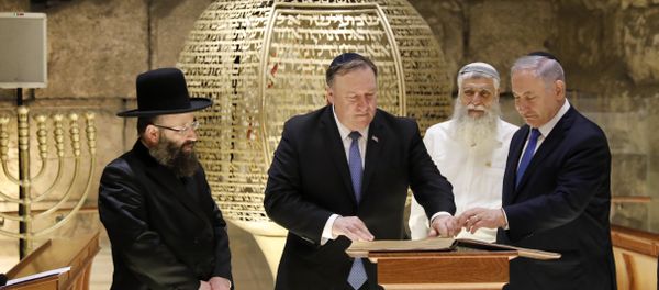 From left, Rabbi of the Western Wall Shmuel Rabinovitch, US Secretary of State Mike Pompeo, center, Israeli Prime Minister Benjamin Netanyahu visits the Western Wall tunnels synagogue in Jerusalem's Old City on 21 March, 2019 - Sputnik International