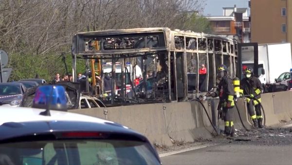 The wreckage of a bus that was set ablaze by its driver in protest against the treatment of migrants trying to cross the Mediterranean Sea, is seen on a road in Milan, Italy, 20 March, 2019 - Sputnik International