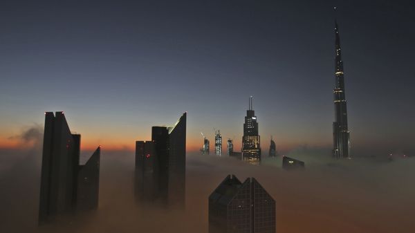 The sun rises over the city skyline with the Burj Khalifa, world's tallest building at the backdrop, seen from a balcony on the 42nd floor of a hotel on a foggy day in Dubai, United Arab Emirates, Saturday, Dec. 31, 2016 - Sputnik International