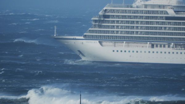 A cruise ship Viking Sky drifts towards land after an engine failure, Hustadvika, Norway March 23, 2019. - Sputnik International