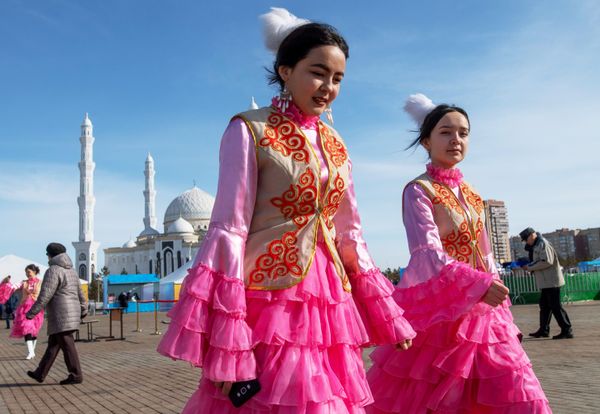 Girls Wearing a National Outfit During Celebrations of Nowruz at Independence Square in Nur-Sultan Girls Wearing a National Outfit During Celebrations of Nowruz at Independence Square in Nur-Sultan - Sputnik International