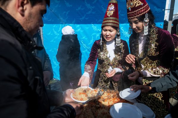 Girls Wearing National Outfits Treat Attendees With Pilaf During Celebrations of Nowruz at Independence Square in Nur-Sultan Girls Wearing National Outfits Treat Attendees With Pilaf During Celebrations of Nowruz at Independence Square in Nur-Sultan - Sputnik International