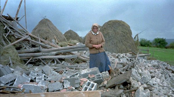 An unidentified Serb woman inspects debris of her home, destroyed in NATO air-strikes in the village of Vidrici, near Sokolac, some 50 kms northeast of Sarajevo Wednesday Aug 30 1995 - Sputnik International