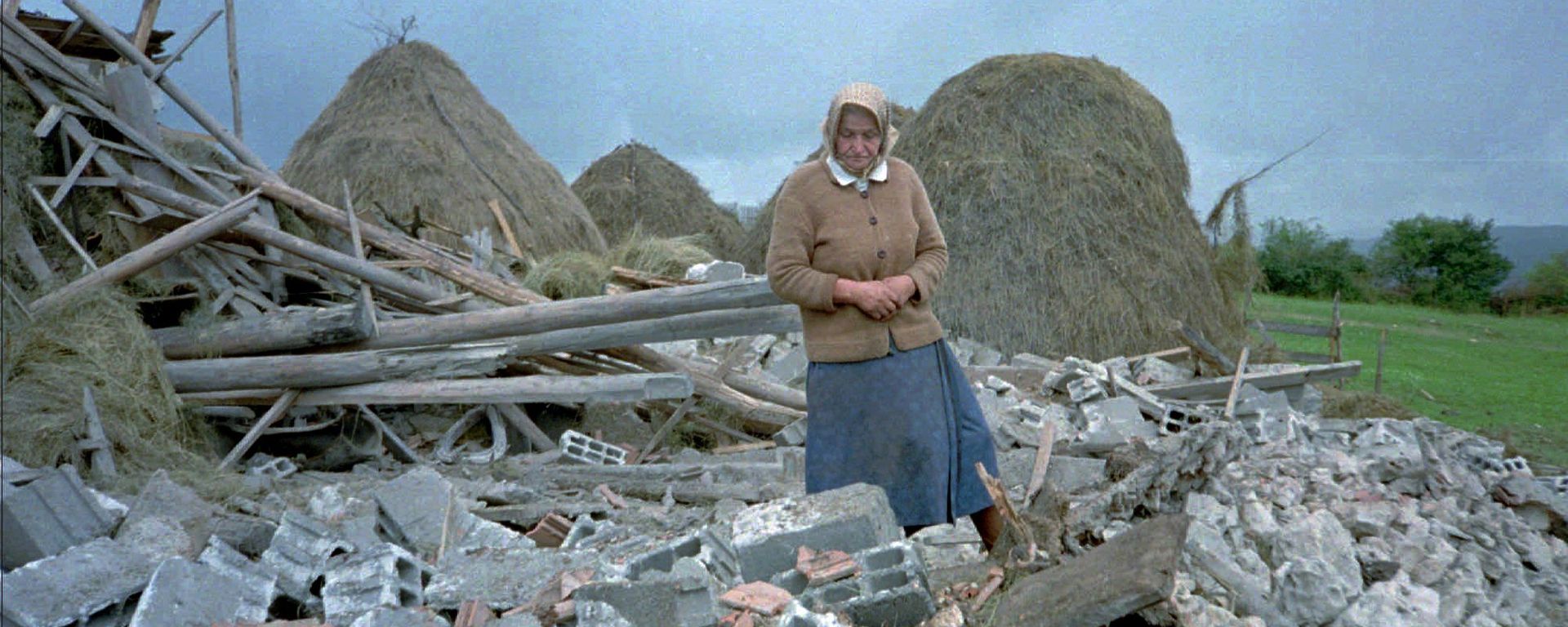 An unidentified Serb woman inspects debris of her home, destroyed in NATO air-strikes in the village of Vidrici, near Sokolac, some 50 kms northeast of Sarajevo Wednesday Aug 30 1995 An unidentified Serb woman inspects debris of her home, destroyed in NATO air-strikes in the village of Vidrici, near Sokolac, some 50 kms northeast of Sarajevo Wednesday Aug 30 1995 - Sputnik International, 1920, 24.02.2022