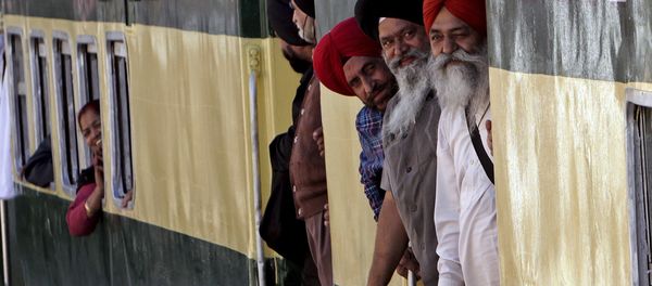 Indian Sikh pilgrims arrive at Wagha railway station to attend the birth anniversary of their spiritual leader Baba Guru Nanak, in Pakistan, Wednesday, Nov. 21, 2018 - Sputnik International