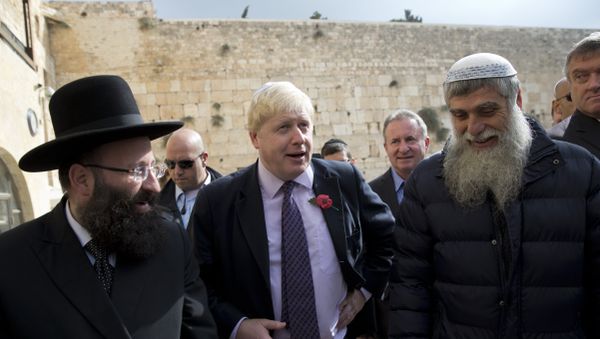 Mayor of London Boris Johnson visits at the Western Wall, the holiest site where Jews can pray in Jerusalem's Old City, Wednesday, Nov. 11, 2015. - Sputnik International