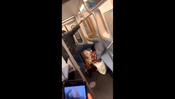 US man captured brutally kicking an elderly woman on a New York City subway train in a now-viral video is arrested - Sputnik International
