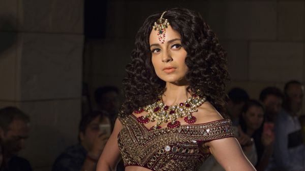 Bollywood actress Kangana Ranaut displays a creation by Indian designer Manav Gangwani at the India Couture Week 2016, in New Delhi, India, Sunday, July 24, 2016 - Sputnik International