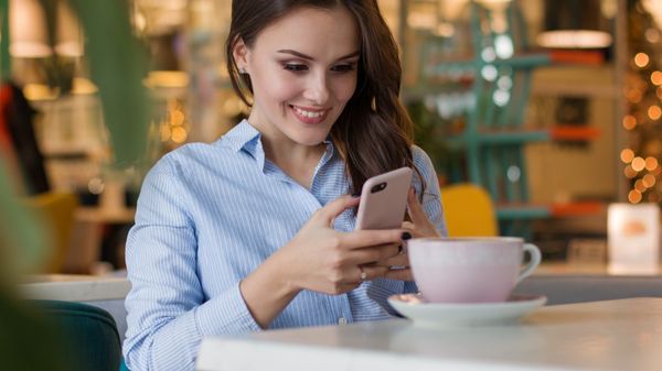 A woman using a mobile phone - Sputnik International