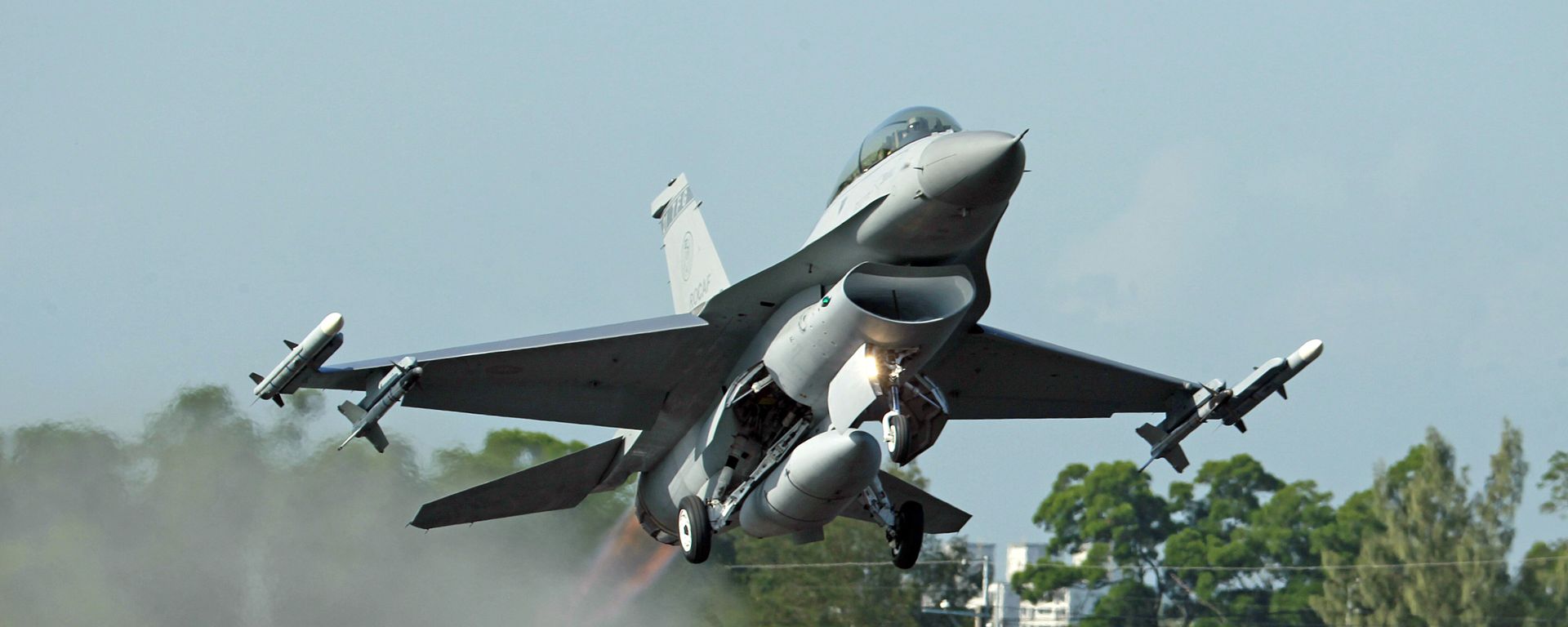 In this Sept. 16, 2014, file photo, a Taiwan Air Force F-16 fighter jet takes off from a closed section of highway during the annual Han Kuang military exercises in Chiayi, central Taiwan In this Sept. 16, 2014, file photo, a Taiwan Air Force F-16 fighter jet takes off from a closed section of highway during the annual Han Kuang military exercises in Chiayi, central Taiwan - Sputnik International, 1920, 04.10.2021