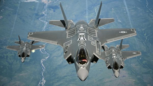 F-35A Lightning II aircraft receive fuel from a KC-10 Extender from Travis Air Force Base, Calif., July 13, 2015, during a flight from England to the U.S. The fighters were returning to Luke AFB, Ariz., after participating in the world's largest air show, the Royal International Air Tattoo. - Sputnik International