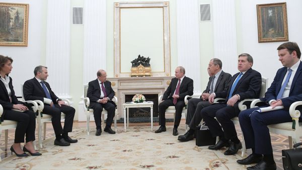 Russian President Vladimir Putin and his Lebanese counterpart, Michel Aoun - Sputnik International