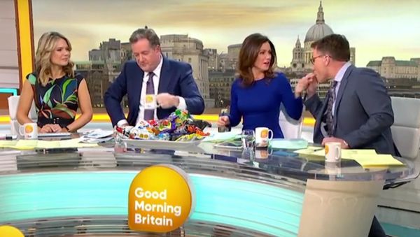 Moment Richard Arnold puts Susanna Reid's finger in his mouth - Sputnik International