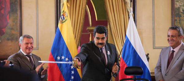 Venezuela's President Maduro holds a replica of Venezuela's national hero Simon Bolivar's sword as Head of Rosneft Igor Sechin and Venezuela's Oil Minister and President of PDVSA Eulogio del Pino look on in Caracas - Sputnik International