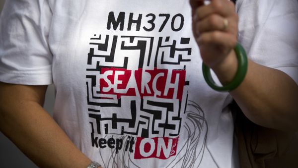 A relative of a Chinese passenger who was aboard missing Malaysia Airlines Flight 370 wears a shirt reading MH 370 Search - Keep it On as she speaks to the media near the Malaysian Embassy in Beijing, China, Thursday, Aug. 16, 2018 - Sputnik International