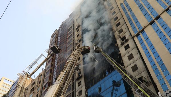 Fire at a Multi-Storey Commercial Building in Dhaka - Sputnik International