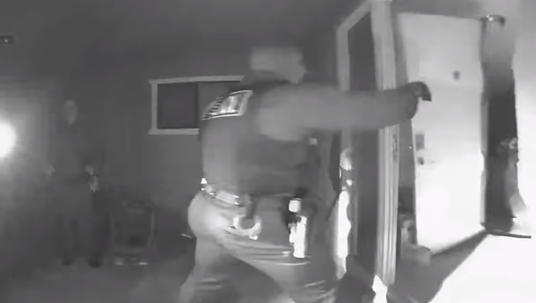 Arizona police force entry into a family's home after receiving a call from a doctor informing them that parents had not taken their feverish child to the ER, as per her instructions - Sputnik International