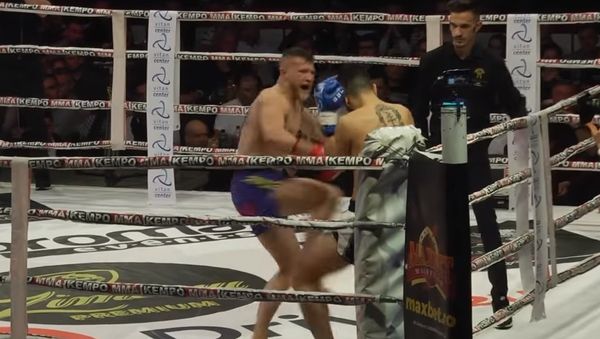 Romanian kickboxer Eduard Gafencu knocks out Dutchman Thomas Doewe at the Colosseum Tournament in Bucharest. - Sputnik International