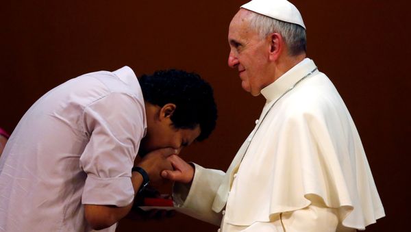 Man Kisses the Ring of Pope Francis - Sputnik International