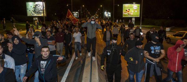 A demonstrator adjusts his sunglasses during protests in the capital Podgorica, Montenegro, October 18, 2015.(archivo) A demonstrator adjusts his sunglasses during protests in the capital Podgorica, Montenegro, October 18, 2015.(archivo) - Sputnik International