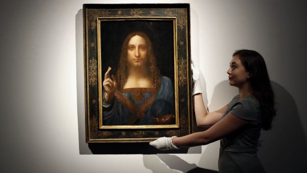 In this Oct. 24, 2017 file photo, an employee poses with Leonardo da Vinci's Salvator Mundi on display at Christie's auction rooms in London. In this Oct. 24, 2017 file photo, an employee poses with Leonardo da Vinci's Salvator Mundi on display at Christie's auction rooms in London. - Sputnik International