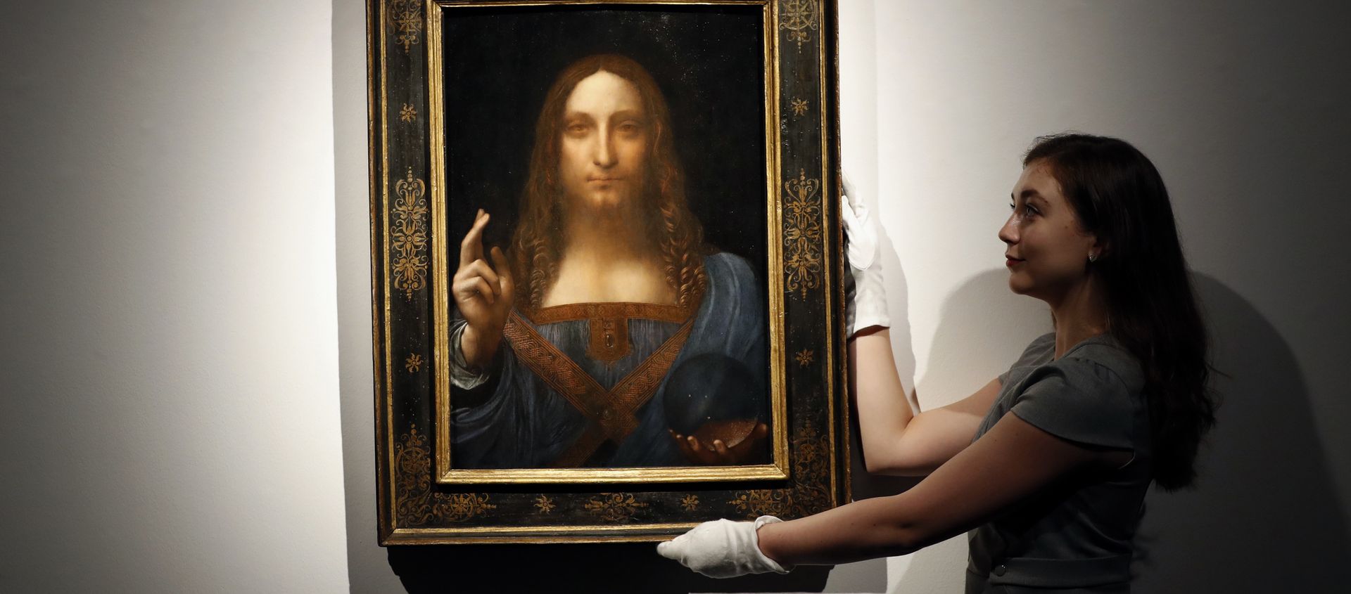 In this Oct. 24, 2017 file photo, an employee poses with Leonardo da Vinci's Salvator Mundi on display at Christie's auction rooms in London. In this Oct. 24, 2017 file photo, an employee poses with Leonardo da Vinci's Salvator Mundi on display at Christie's auction rooms in London. - Sputnik International, 1920, 09.08.2020