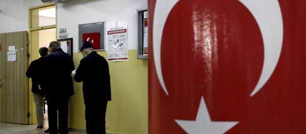 Voters wait in the line for cast their ballots at a polling station during the local elections in Ankara, Turkey, Sunday, March 31, 2019 - Sputnik International