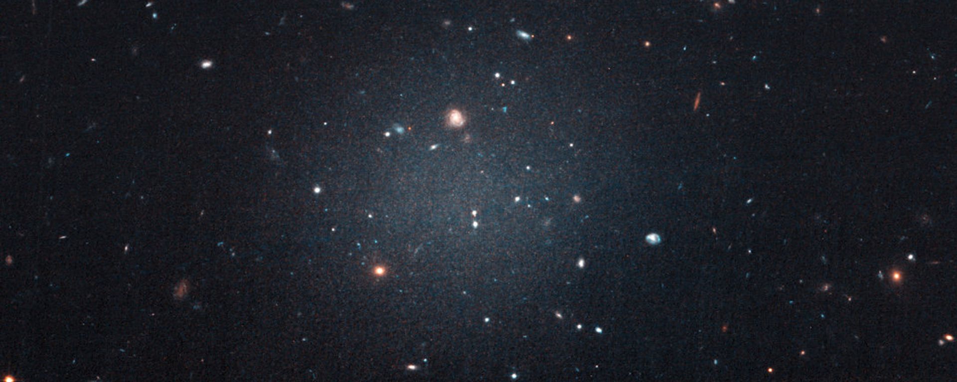 The central smudge in the center of the image is NGC 1052-DF2, the first galaxy discovered by astronomers containing little to no dark matter - Sputnik International, 1920, 20.05.2022