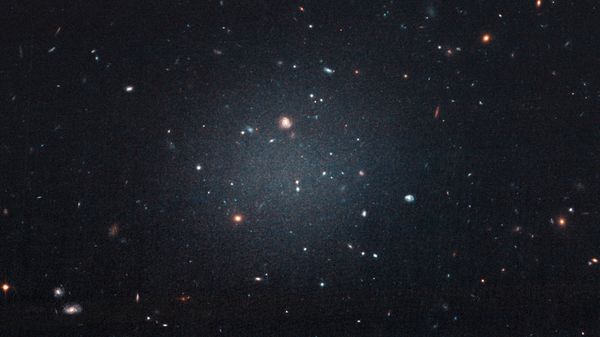 The central smudge in the center of the image is NGC 1052-DF2, the first galaxy discovered by astronomers containing little to no dark matter - Sputnik International