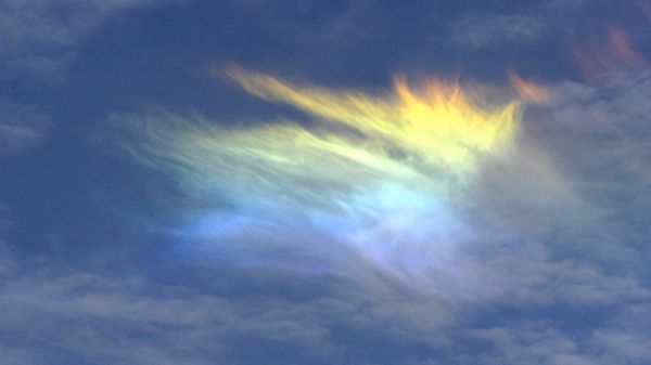 sky phenomena that occur as the result of sunlight being refracted by the ice crystals in cirrus clouds - Sputnik International