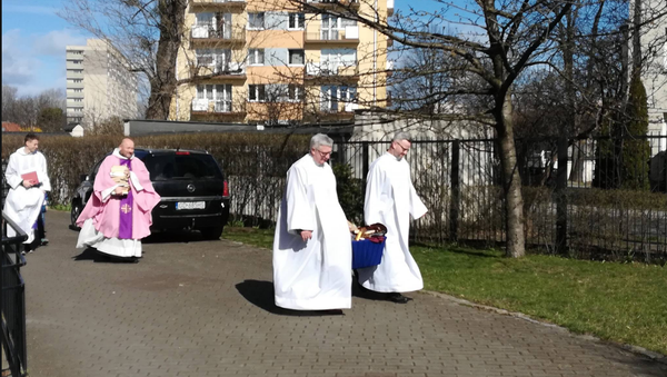 Polish priests burn Harry Potter books - Sputnik International