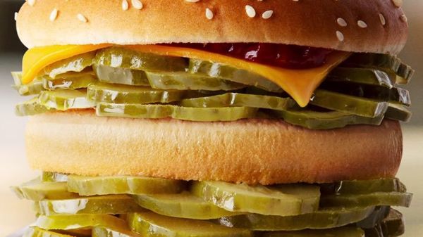 McDonald's presents Pickles-only Burger on April's Fools Day. - Sputnik International