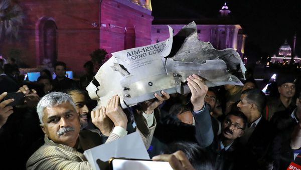 Indian Air Force officials display a wreckage of AMRAAM air-to-air missile that they say was fired by Pakistan Air Force fighter jet during a strike over Kashmir on Wednesday, after speaking with the media in the lawns of India's Defence Ministry in New Delhi, India, February 28, 2019 - Sputnik International