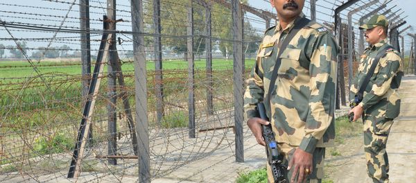Indian Border Security Force personnel walk along a fence at the India Pakistan border on the outskirts of Amritsar on February 27, 2019 Indian Border Security Force personnel walk along a fence at the India Pakistan border on the outskirts of Amritsar on February 27, 2019 - Sputnik International