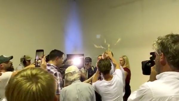 Australian Senator Fraser Anning has an egg smashed on his head while talking to the media in Victoria, Australia March 16, 2019 in this still image taken from a video obtained from social media - Sputnik International