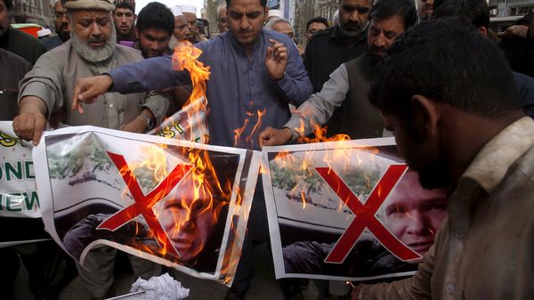 Pakistani traders burn pictures of Brenton Harrison Tarrant, one of the suspects in Christchurch mosques shooting during a demonstration to condemn mosque attack, in Peshawar, Pakistan, Saturday, March 16, 2019 - Sputnik International