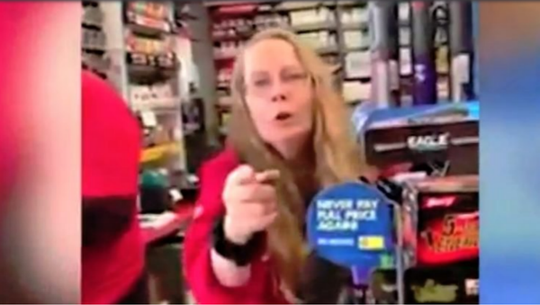 Gas Station Employee Verbally Abuses US Citizen for Speaking Spanish - Sputnik International