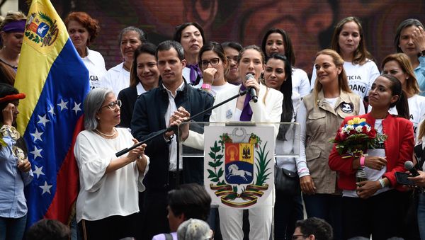Fabiana Rosales (C), wife of Venezuelan opposition leader and self-declared acting president Juan Guaido (L), speaks next to her husband during a rally on the International Women's Day in Caracas on March 8, 2019. - Sputnik International
